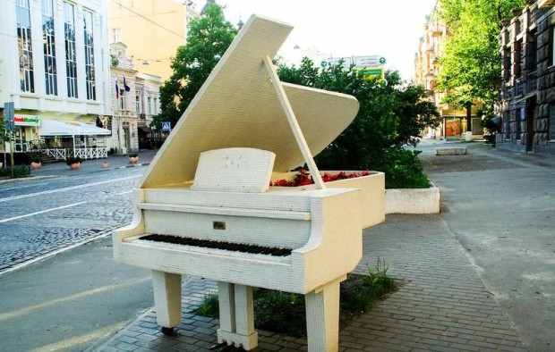 Памятник Шопену «Рояль в кустах» Киев