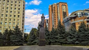 Памятник Лесе Украинке в Киеве