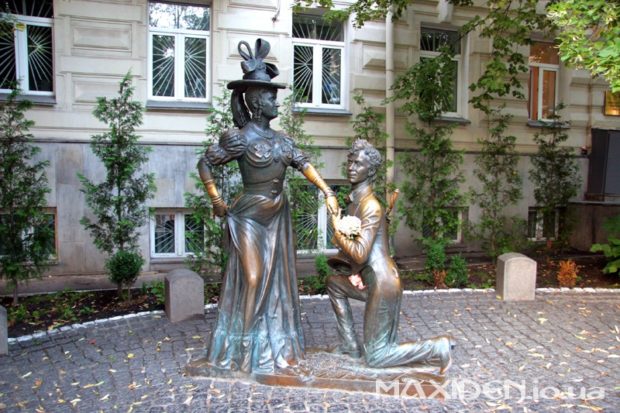 Памятник "За двумя зайцами" Киев