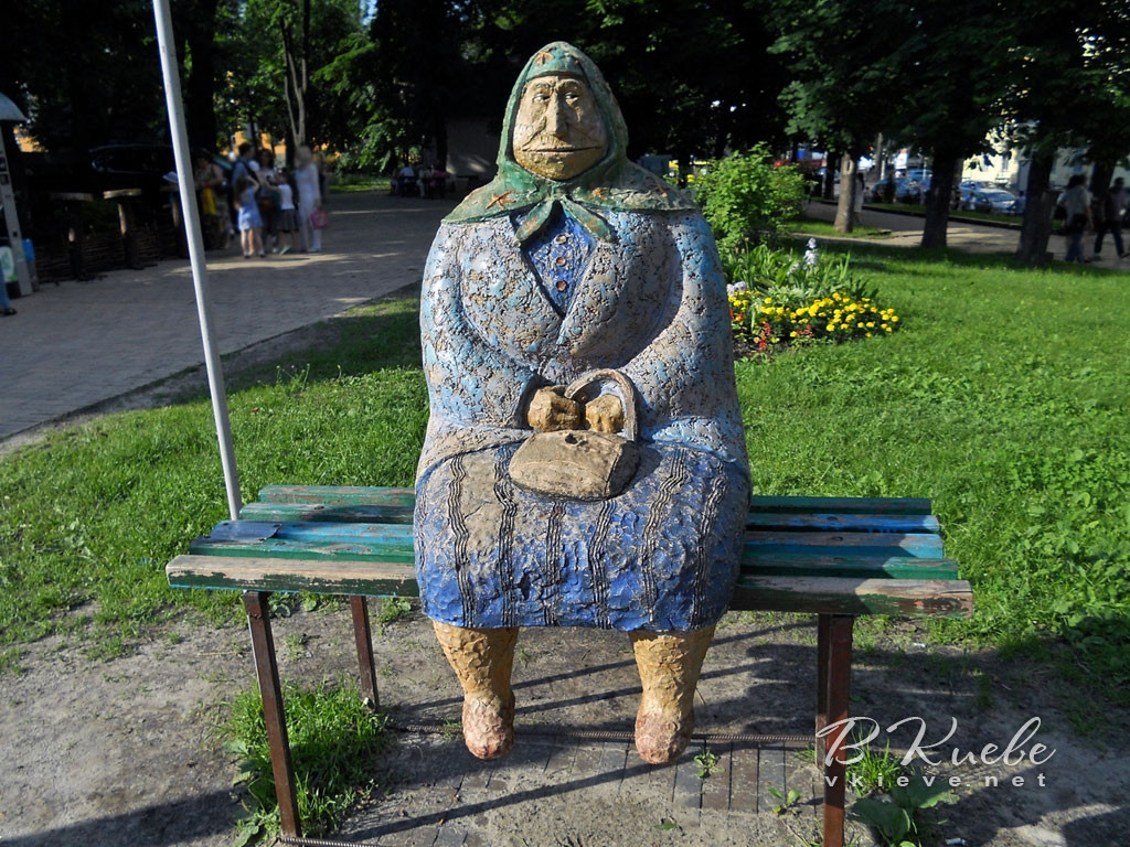 Памятник бабушке Киев