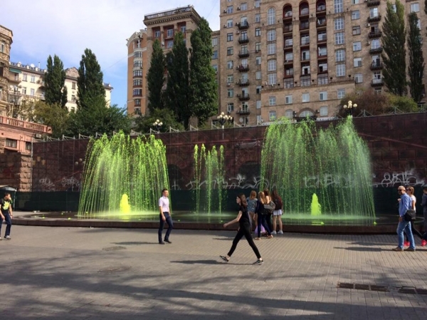 Неугомонные: в центре Киева снова позеленели фонтаны