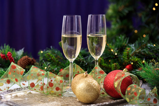 Новый год шампанское, бокалы