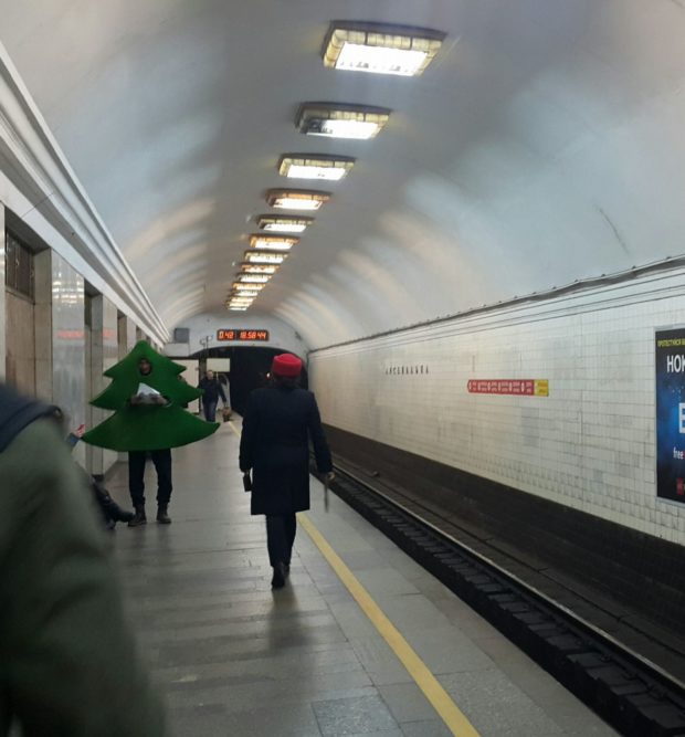 мужчина-елка в метро, Киев