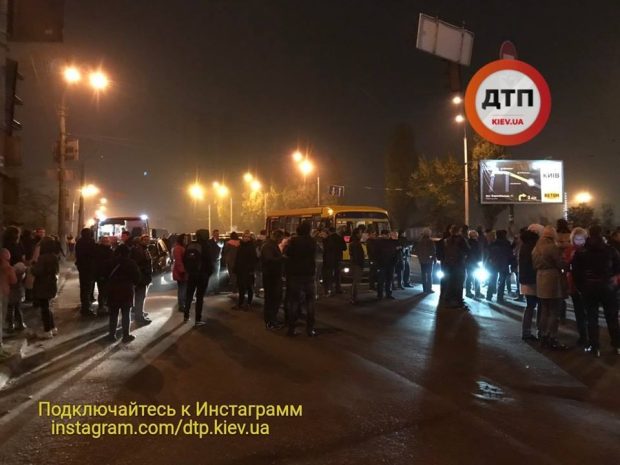 Левый берег Киеве остановился в масштабных пробках из-за перекрытой протестующими дороги