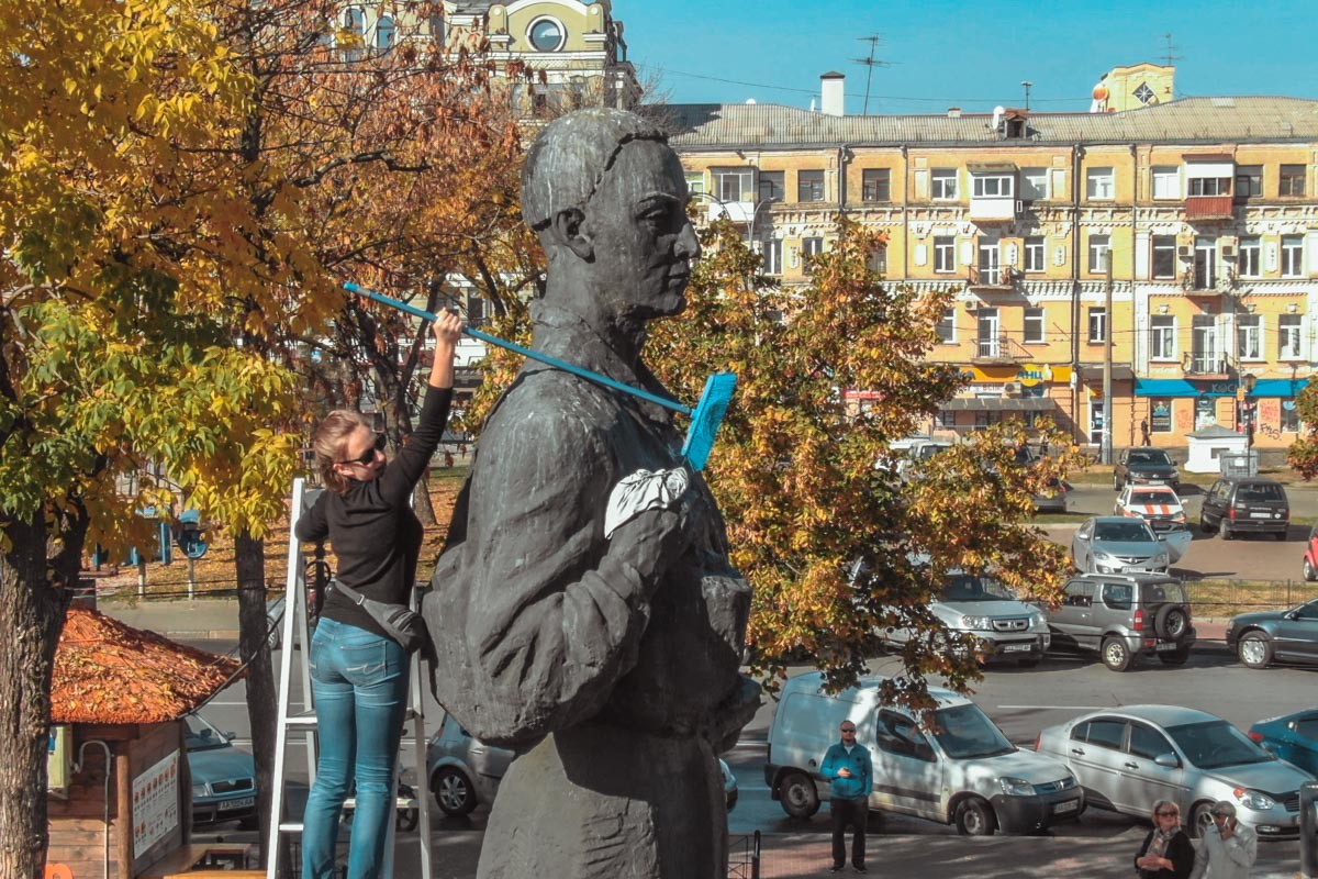 На Подоле студенты отмыли памятник Сковороде ради зачета