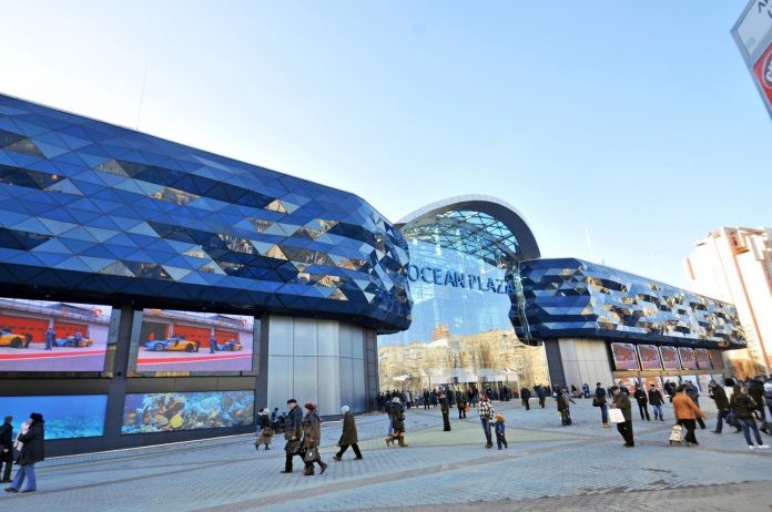 В Ocean Plaza неизвестный бросил дымовые шашки