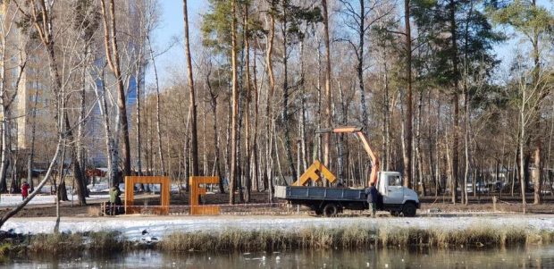 В киевском парке "Победа" поставили необычные скамейки