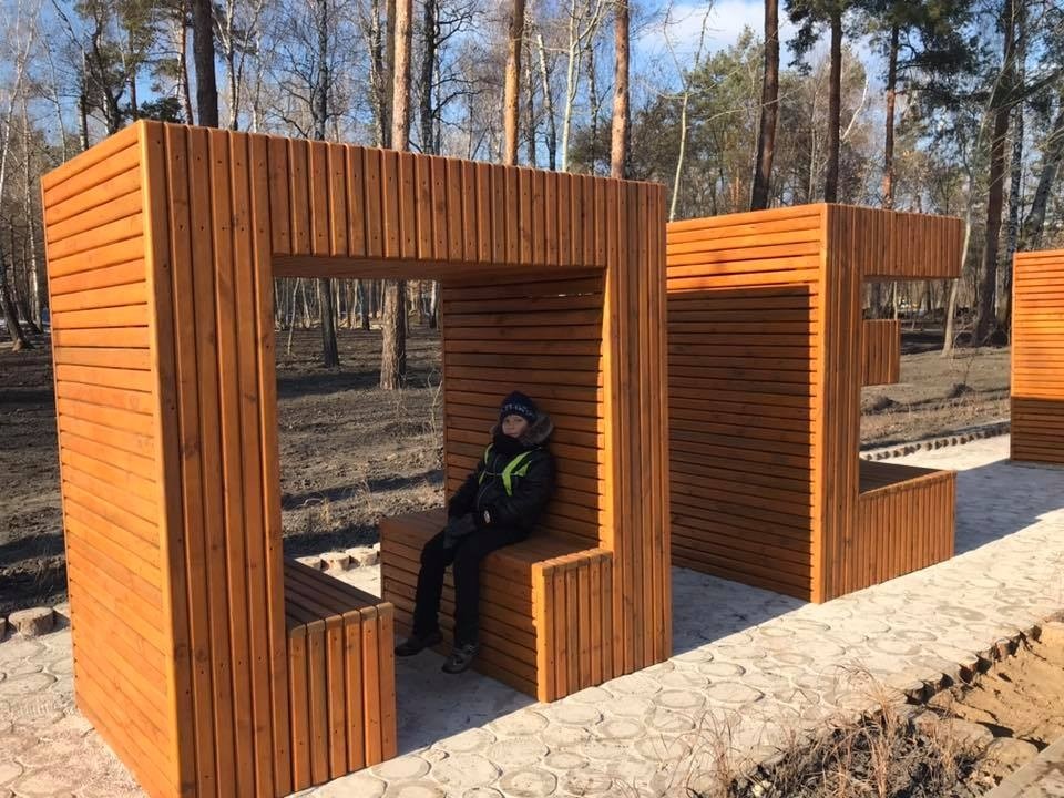 В киевском парке "Победа" поставили необычные скамейки