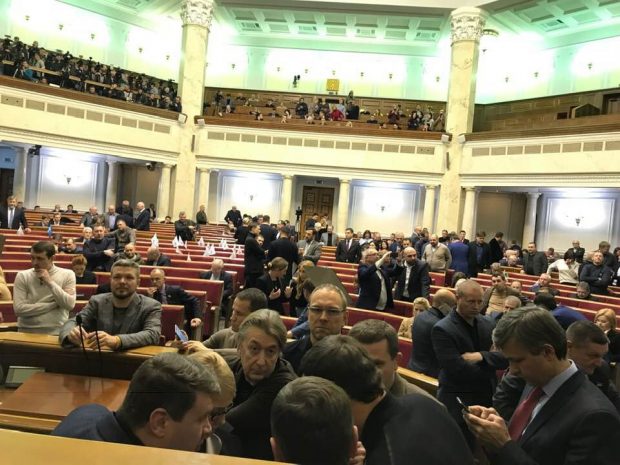 В десяти областях Украины ввели военное положение на 30 дней