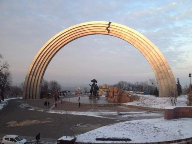 На Арке дружбы народов в Киеве появилась "трещина"