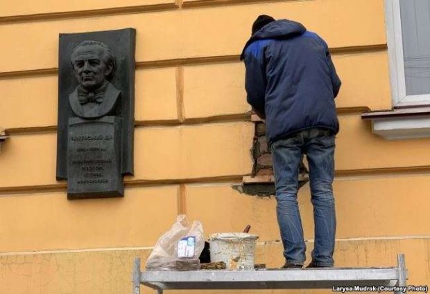 В Киеве сняли памятную доску организатору Голодомора после публикации СМИ
