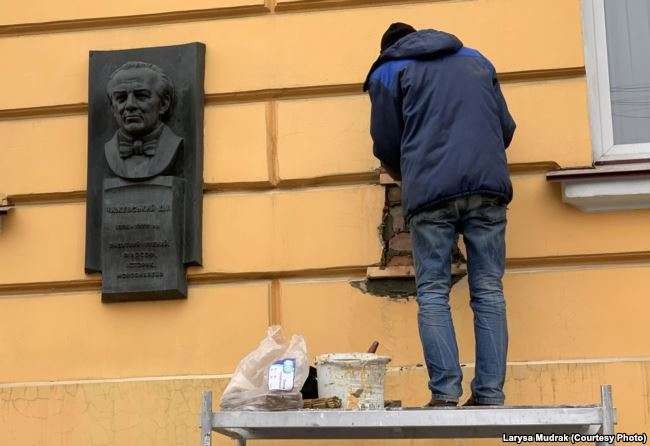 В Киеве сняли памятную доску организатору Голодомора после публикации СМИ