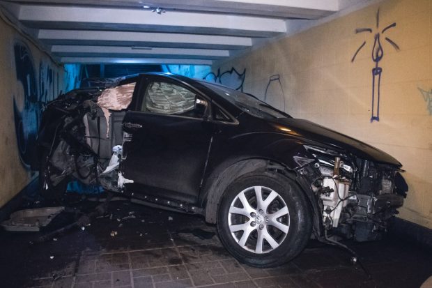 В Киеве возле Минобороны Mazda на скорости влетела в подземный переход