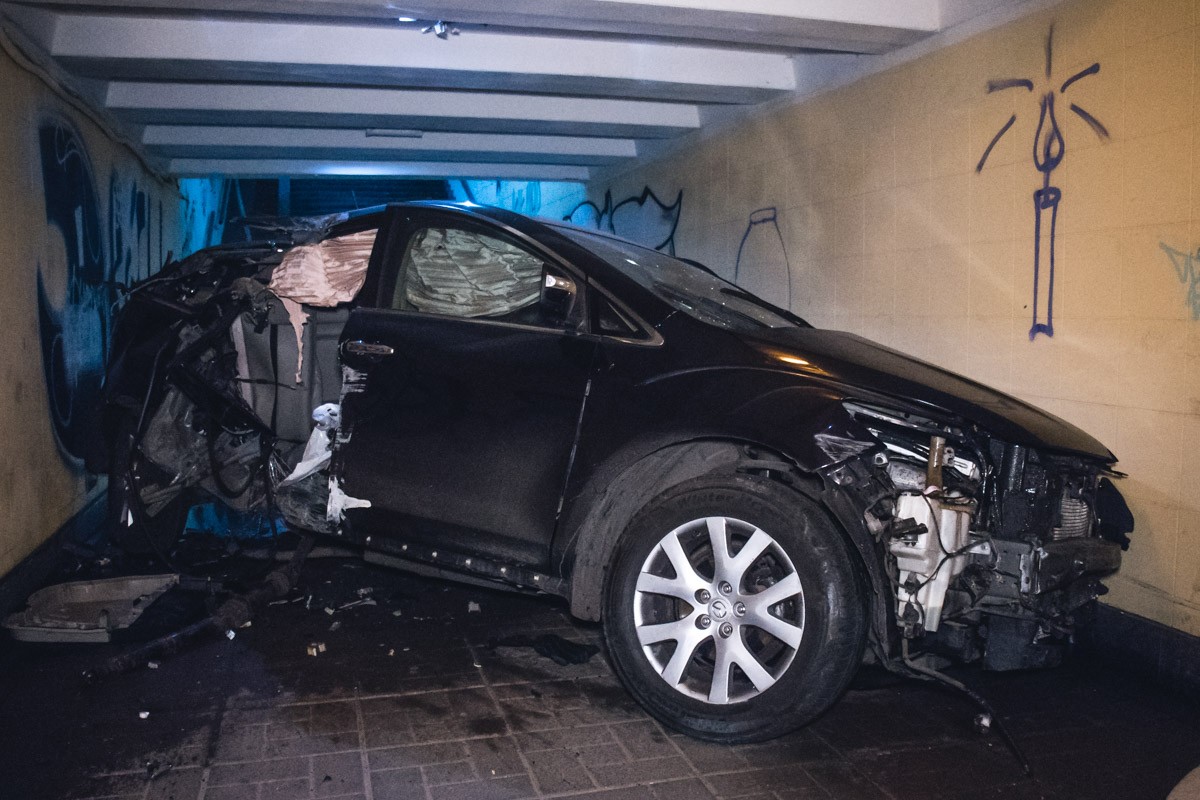 В Киеве возле Минобороны Mazda на скорости влетела в подземный переход