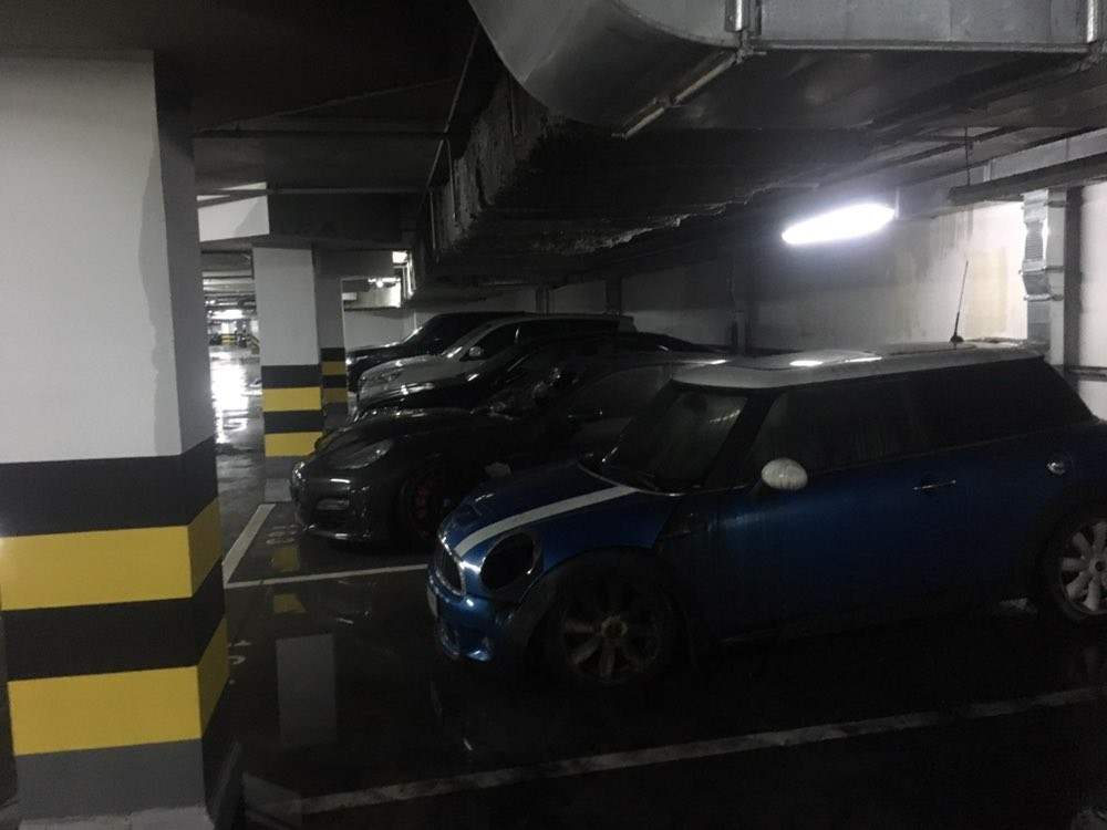 В Киеве подожгли MINI Cooper на подземном паркинге жилого комплекса