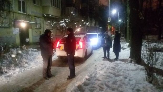 В Киеве на 12-летнюю девочку напал полицейский с ножом