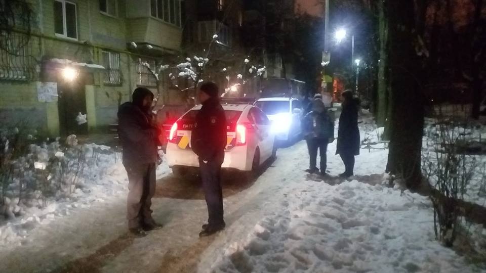 В Киеве на 12-летнюю девочку напал полицейский с ножом