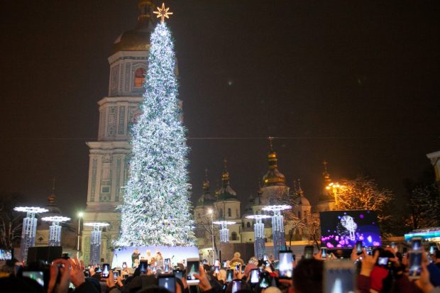 В Киеве зажгли огни на главной елке страны