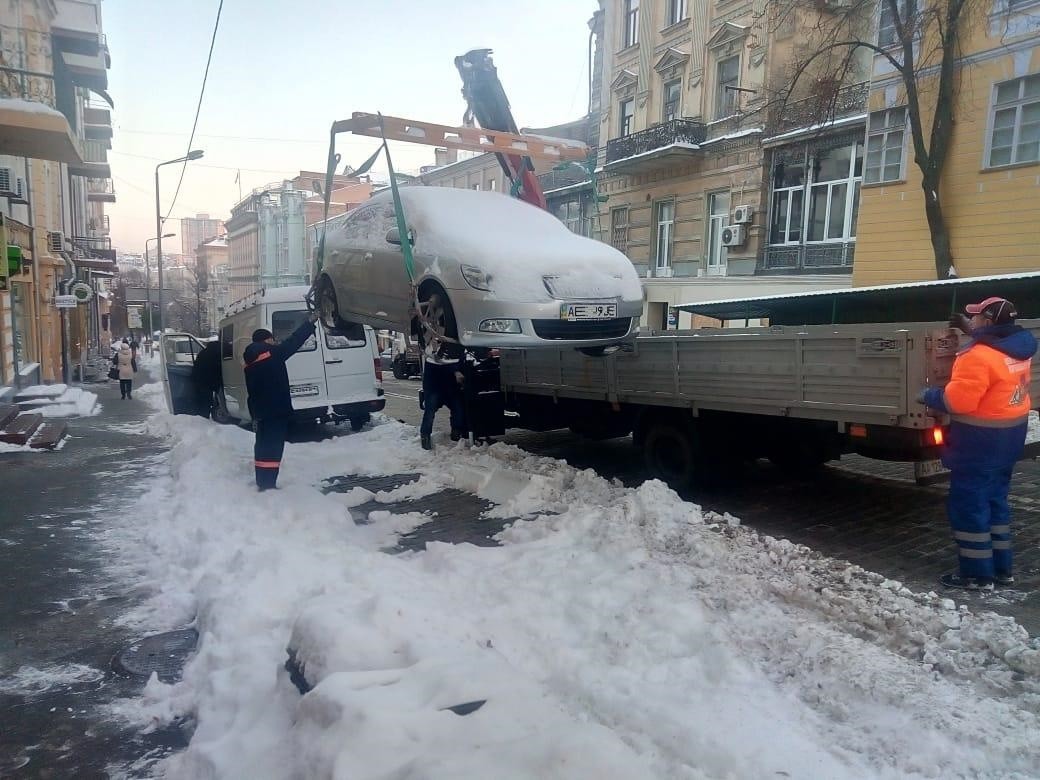 Улицы столицы чистят от снега круглосуточно