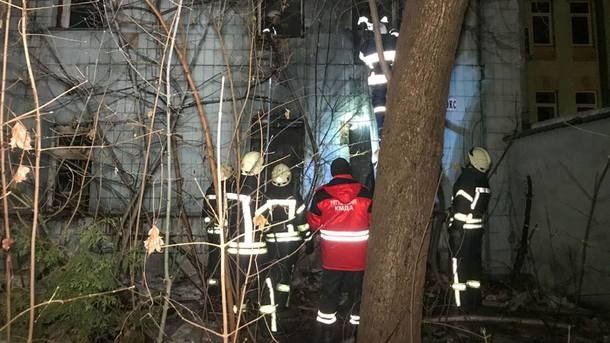В Киеве три часа тушили огонь в заброшенном трехэтажном здании