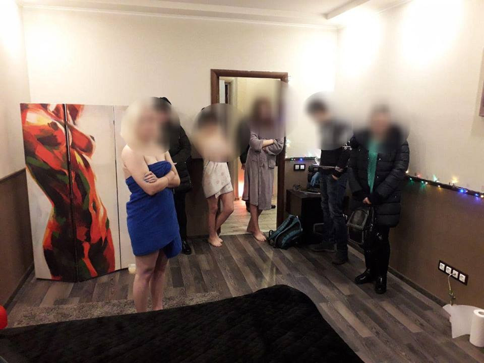 В центре Киева закрыли «массажный салон», где женщины оказывали сексуальные услуги