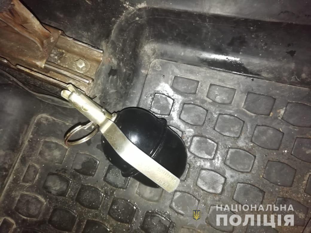Под Киевом мужчина бросил гранату в салон такси, чтобы любимая не уехала от него