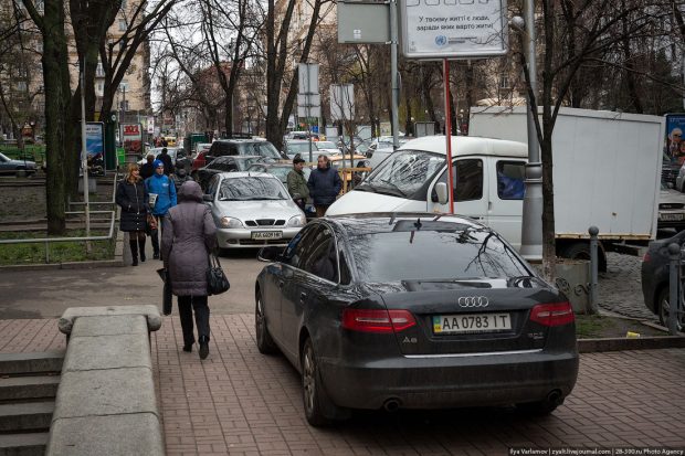 Парковки на тротуарах, Киев