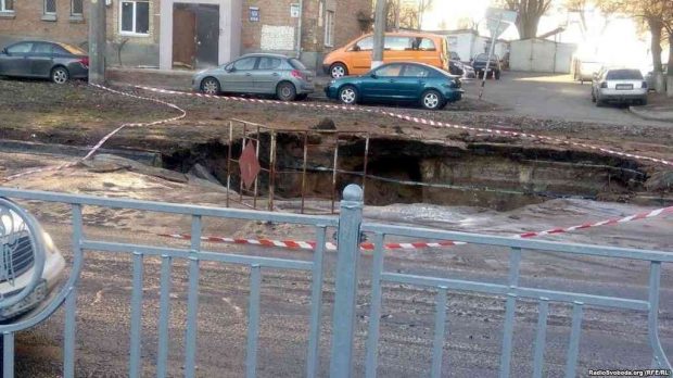 В Киеве провалилась дорога