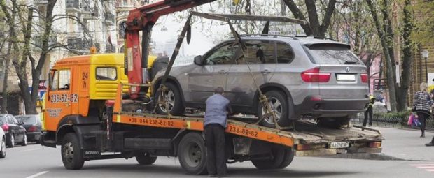 В Киеве начали эвакуировать автомобили за нарушение правил парковки