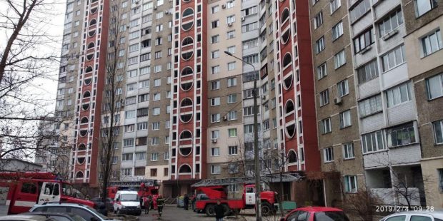 В Киеве горела квартира в 18-этажном доме: пожарные спасли женщину
