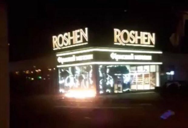 В Киеве пытались сжечь магазин Roshen