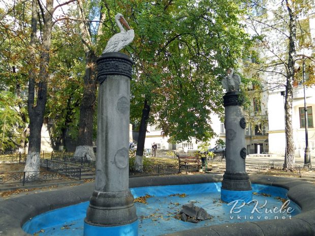 Фонтан "Влюбленные пеликаны"