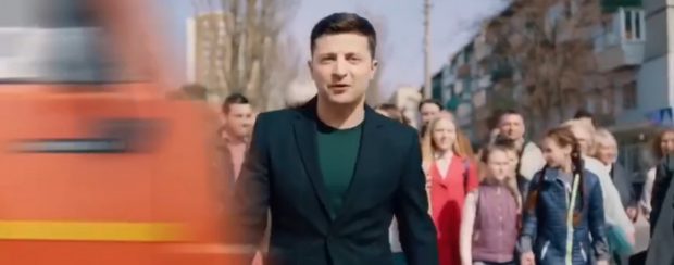 У Порошенко опубликовали ролик, где фура сбивает Зеленского