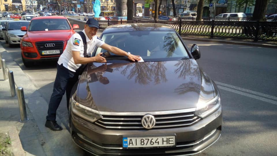 В Киеве начали работать инспекторы по парковке