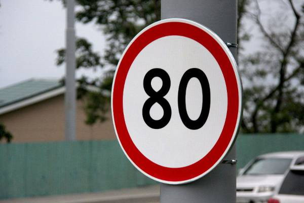 На 7 улицах Киева можно разгоняться до 80 км/ч: установлены соответствующие дорожные знаки