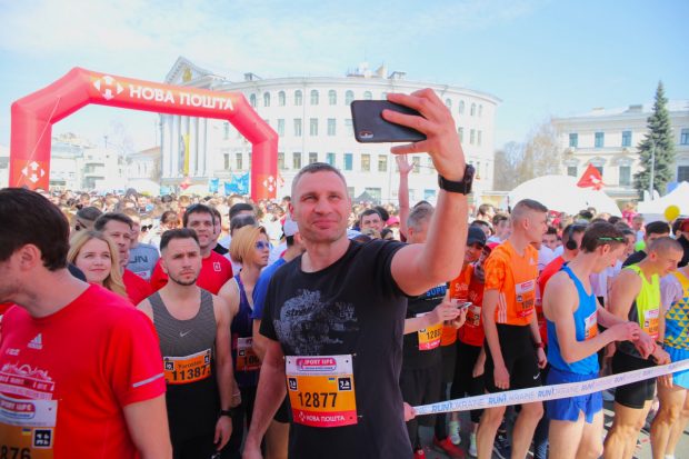 Виталий Кличко пробежал 10 км в Kyiv Half Marathon