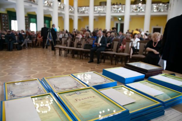 15 лучших учителей Киева наградили премией городского головы