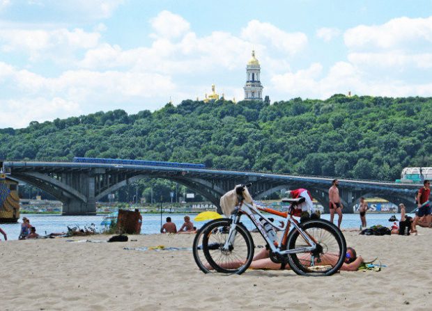 Труханов остров, катание на велосипеде