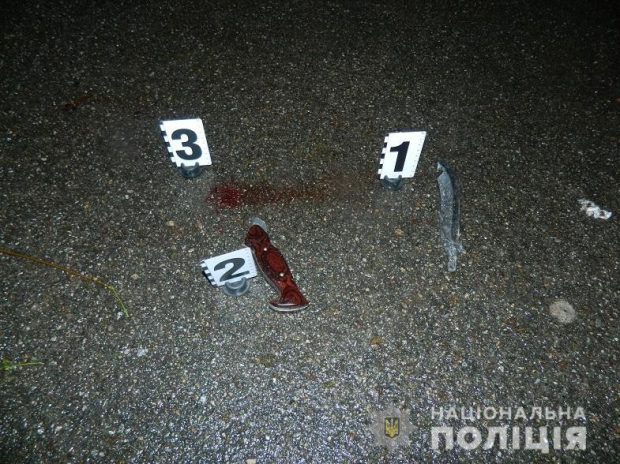 В Киеве задержали мужчину, который после замечания ножом ранил полицейского