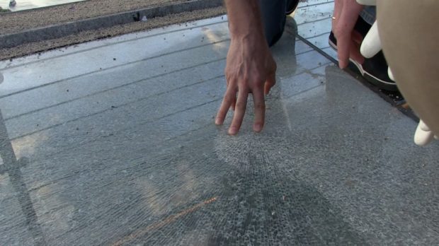 "Защитную стекло-пленку, которую повредили вандалы на элементах пола нового пешеходного моста, восстановят в течение суток", - Кличко