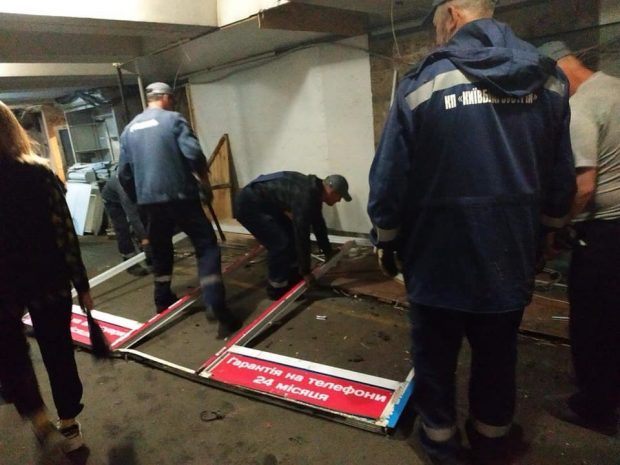 В Киеве начали сносить киоски в переходе возле центральной станции метро