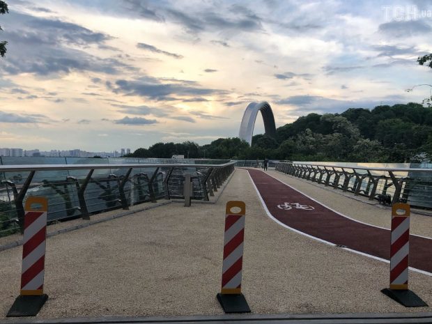 В Киеве открыли Пешеходно-велосипедный мост