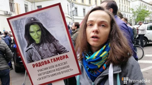 «Бессмертный Грут»: в Киеве устроили акцию в противовес марша «Бессмертного полка»