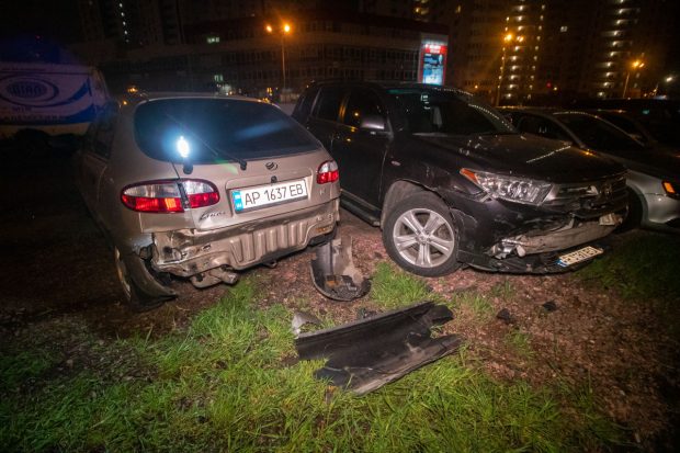 В Киеве пьяный водитель Mercedes протаранил забор стоянки и растрощил семь машин (видео)