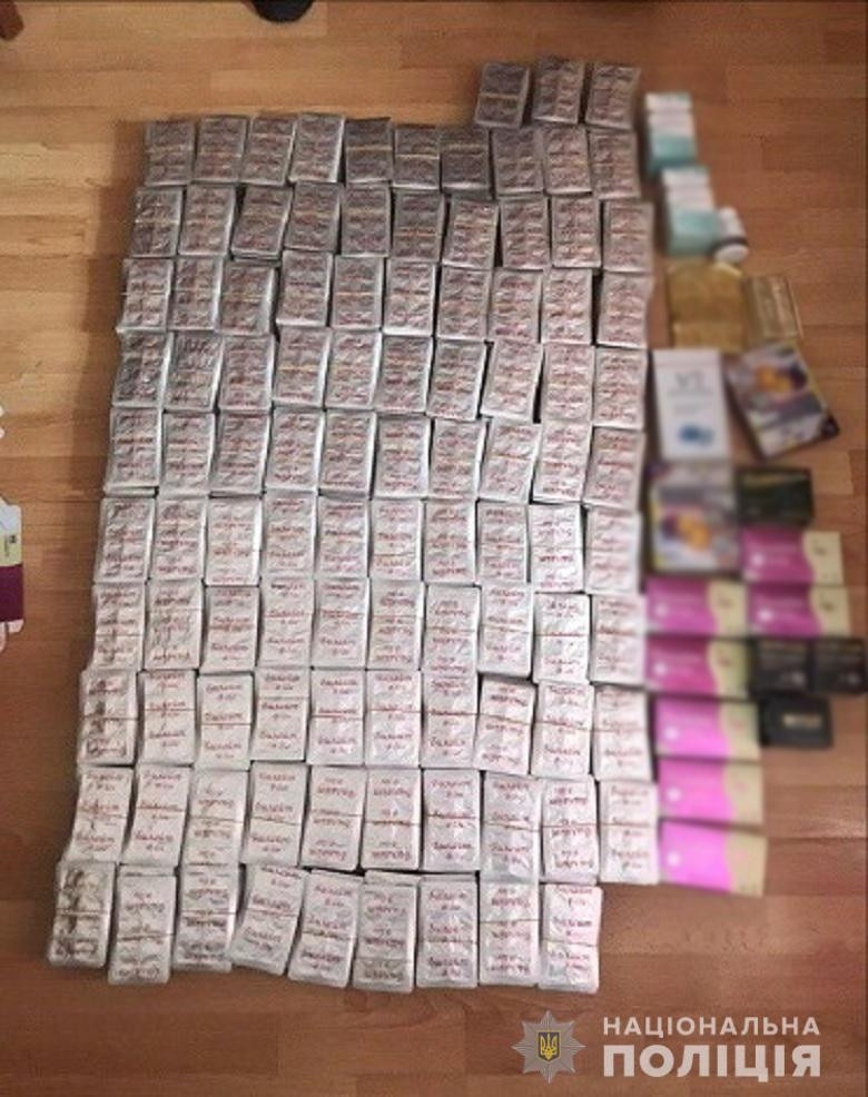 В Киеве полиция разоблачила мужчину и женщину в сбыте запрещенных таблеток под видом средств для похудения