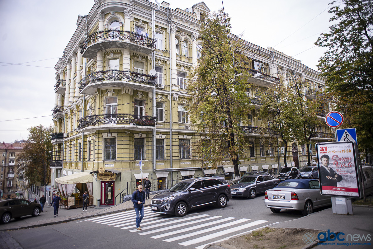 Самое-самое» в Киеве: тысячелетний дуб, храм в подвале и очень узкая улица