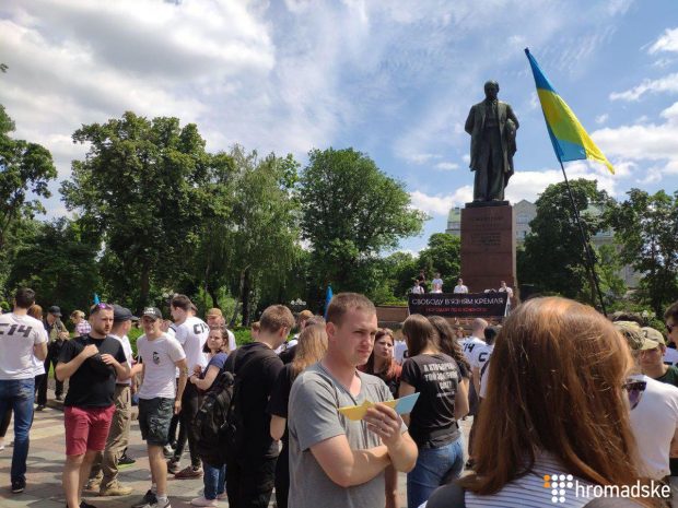 В Киеве провели марш за освобождение заложников Кремля