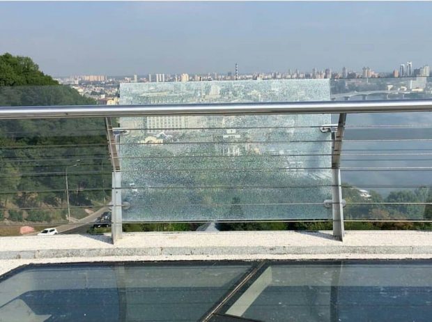 Поврежденное стекло перильных ограждений пешеходно-велосипедного моста заменят в течении двух дней