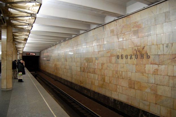 В Киеве закрывали 5 станций метро из-за пассажира на рельсах