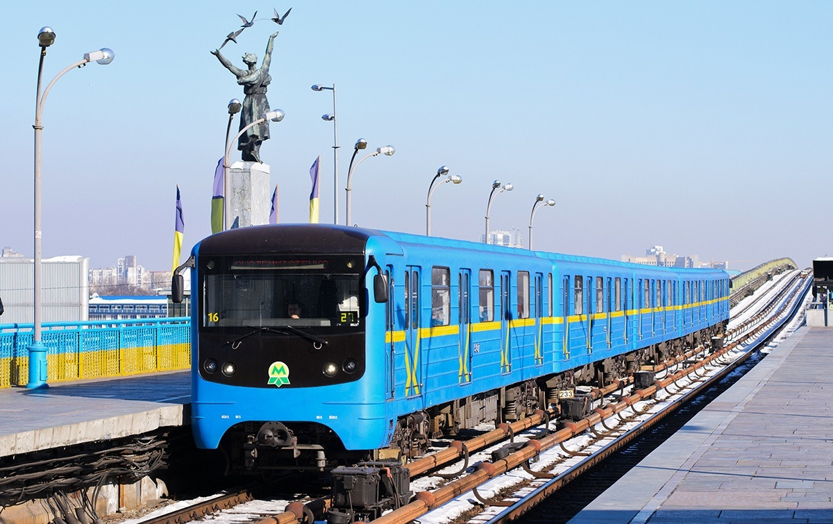 Метро украины. Днепр (станция метро, Киев). Станция Днепр Киев. Станция Днепр Киевского метро. Днепр метро Киев.